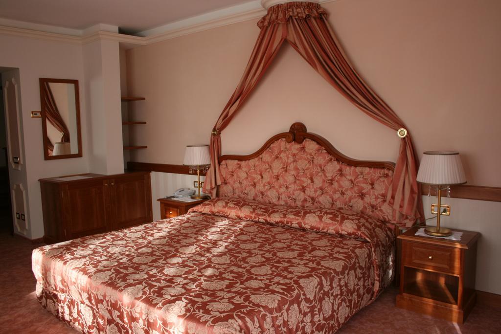 Lorenzetti Hotel Madonna